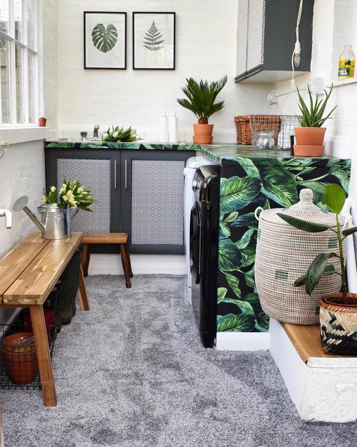 Todos los rincones de tu casa pueden sumarse a la tendencia tropical, como esta propuesta de Pixers para el cuarto de la lavadora.