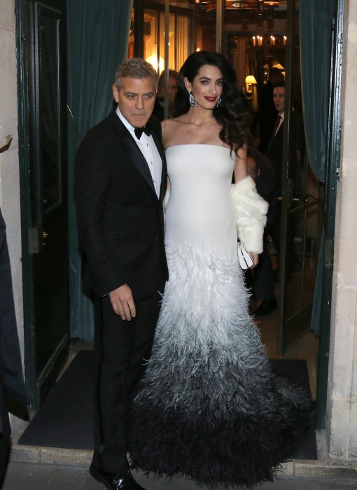 Amal Alamuddin nos dejó a todas boquiabiertas con este espectacular vestido de Atelier Versace con el que derrochó sofisticación y buen gusto en los Premios César, en París.