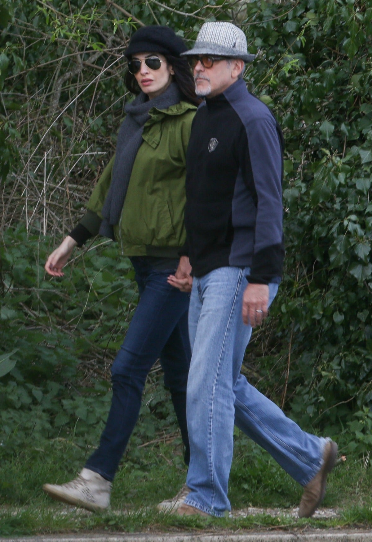 Para un día de campo en Berkshire (al sudeste de Inglaterra), la abogada apostó por un look muy 'casual', con jeans pitillo, cazadora tipo bómber y botas bajas.