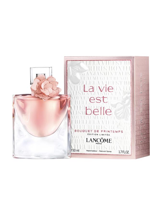 Edición limitada de uno de los perfumes más icónicos de la Maison Lancôme. Un sutil arreglo floral que celebra la frescura, lo afrutado y lo crujiente. La fragancia asocia tres flores: el iris, flor de la felicidad, rodeado de notas de vainilla, el absoluto de Jazmín Sambac, flor de la femineidad, va unido a un aroma de pera Williams Verde. En el corazón, un nuevo acorde muguete. Acabando con una elegante estela de pachulí. (88€)