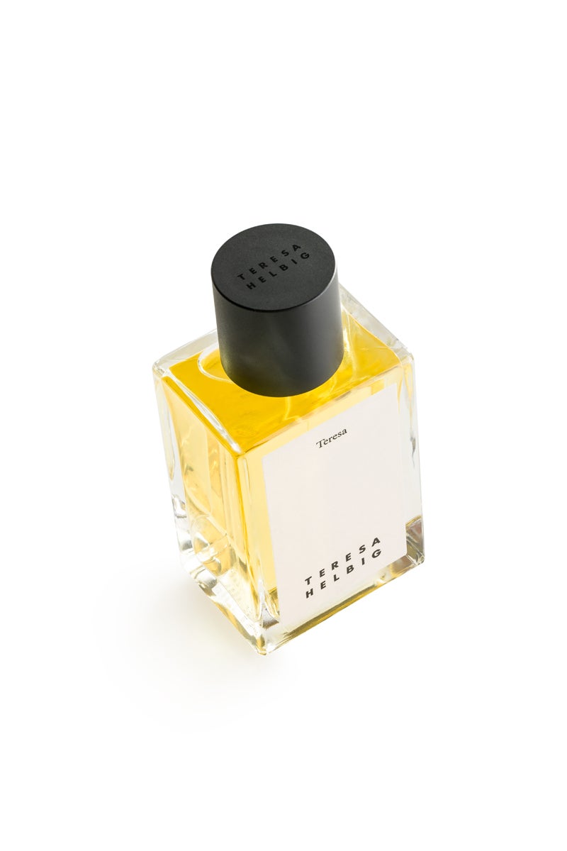 Coincidiendo con el 20 aniversario de su marca, la diseñadora Teresa Helbig ha desarrollado su colección de perfumes. Elegante y bohemia, coqueta y provocativa, Teresa tiene como notas altas el nerolí, la bergamota y la mandarina amarilla. Las notas medias las conforman la flor de cananga, el absoluto de semillas de ambrette, la pimienta y las bayas. Las notas de base son el absoluto de benjuí, el extracto de roble y el tabaco. (145€, 100ml)