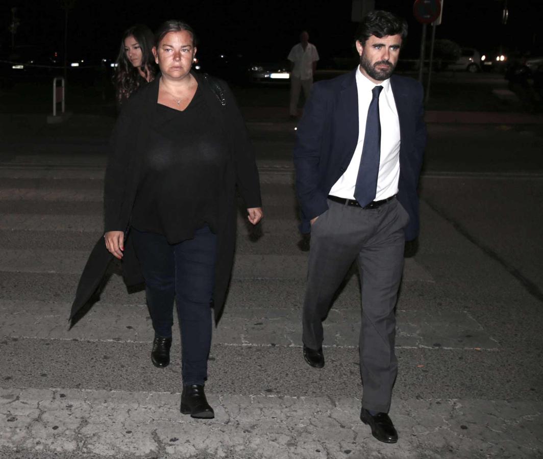 Caritina Goyanes y su marido a su llegada al Tantorio de La Paz.