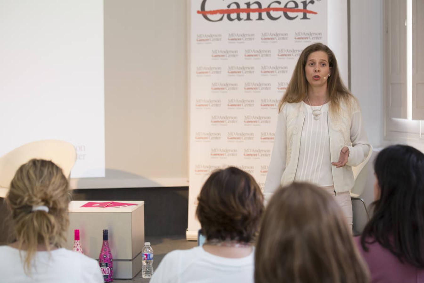 Arantxa García, del equipo de enfermería de MD Anderson Cancer Center Madrid ofreció recomendaciones de cuidados para los pacientes oncológicos durante el tratamiento.