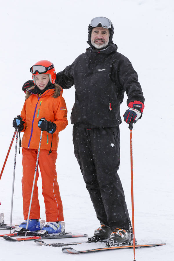 La Infanta Sofía, que en unos días celebrará su Primera Comunión, se ha convertido en una experta esquiadora como su padre. En la imagen junto a Don Felipe, durante las vacaciones invernales de la Familia Real en Astún el pasado mes de febrero.