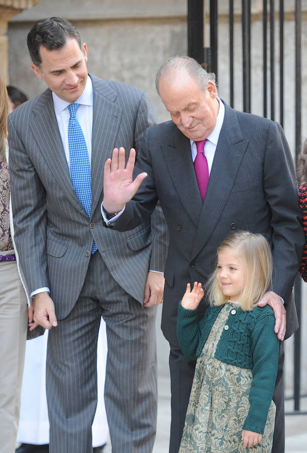 El Rey Don Juan Carlos y Don Felipe enseñan a saludar a la Infanta Sofía en Palma de Mallorca, durante la misa de Pascua de 2012.