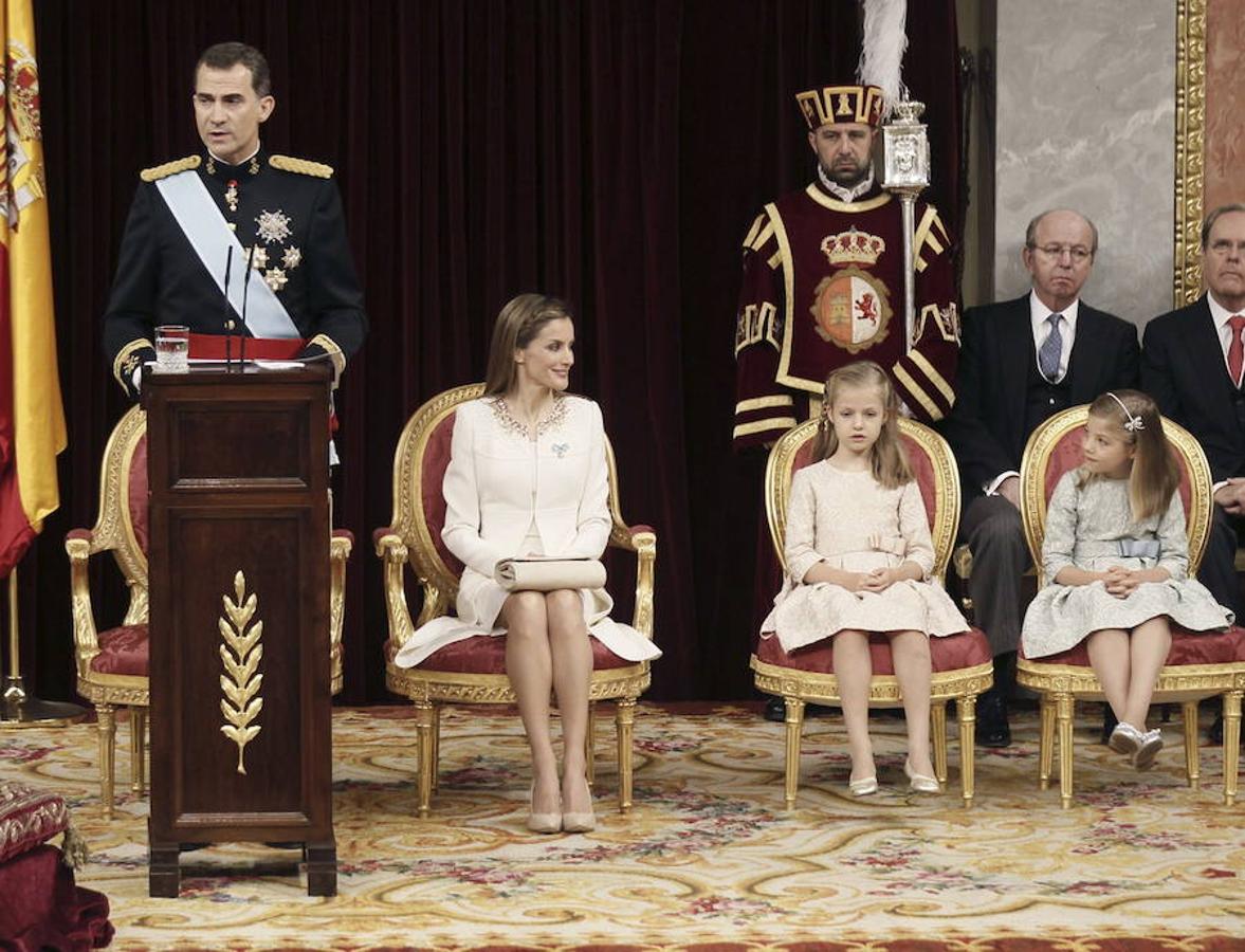 El 19 de junio de 2014 Don Felipe se convirtió en el Rey Felipe VI de España, y sus hijas no faltaron al acto de proclamación que se celebró en el Congreso de los Diputados de Madrid ante las Cortes Generales. En la imagen, la Infanta Sofía mira atenta a su padre.