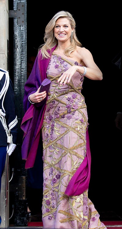 La Reina de Holanda optó por un sofisticado diseño de la firma Jantaminiau lleno de bordados