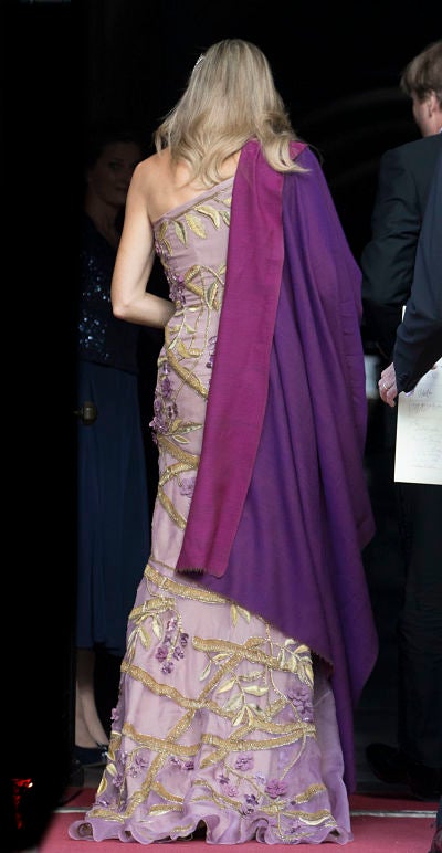 Detalle de la espalda del vestido color malva que lució Máxima de Holanda en el cumpleaños de su marido