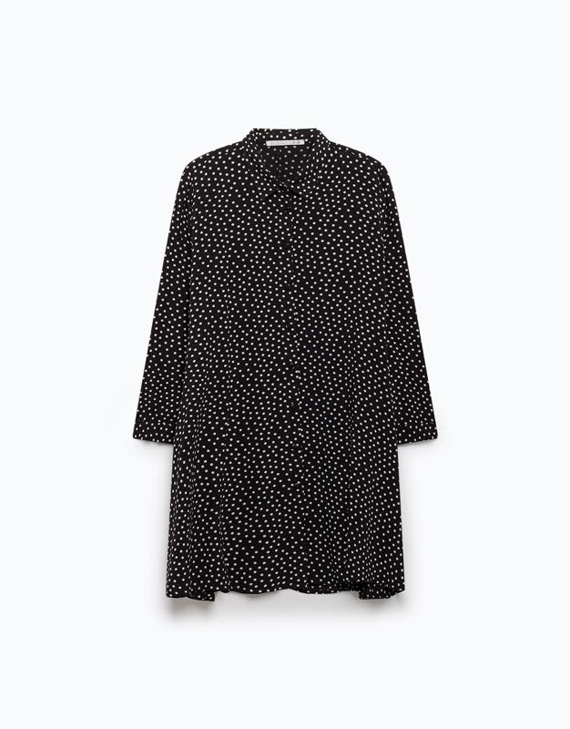 En color negro y de estilo camisero, vestido de lefties (Precio: 16 euros)