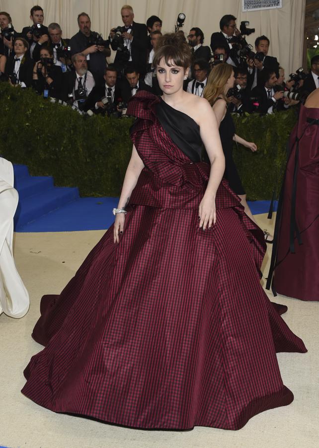 La protagonista y directora de 'Girls' con diseño de Elizabeth Kennedy