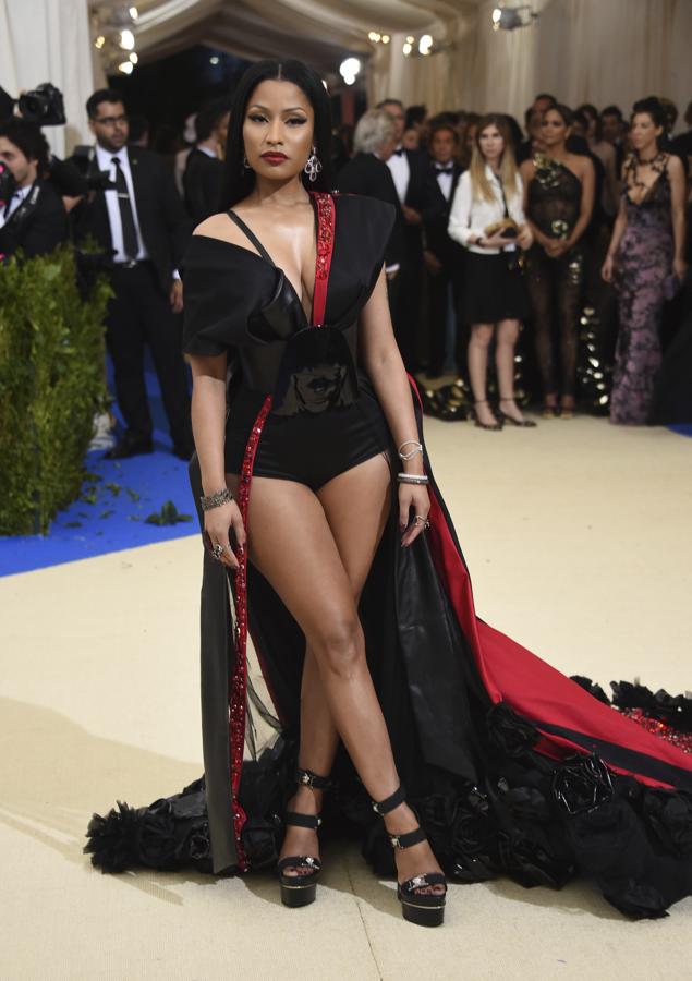 La cantante sorprendió con un look de la marca sueca H&M