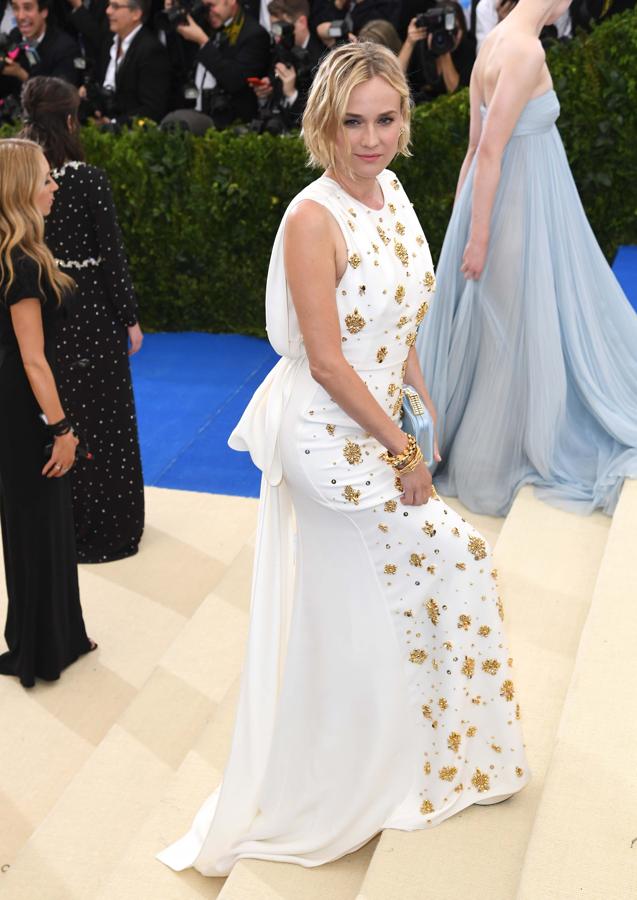 La actriz, de blanco con un vestido de Prada