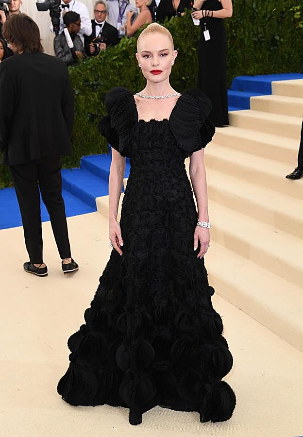 Kate Bosworth con un vestido negro de Tory Burch.