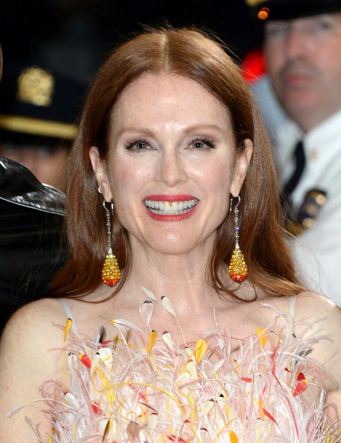Fiel a su estilo, Juliane Moore optó por dejar su melena suelta