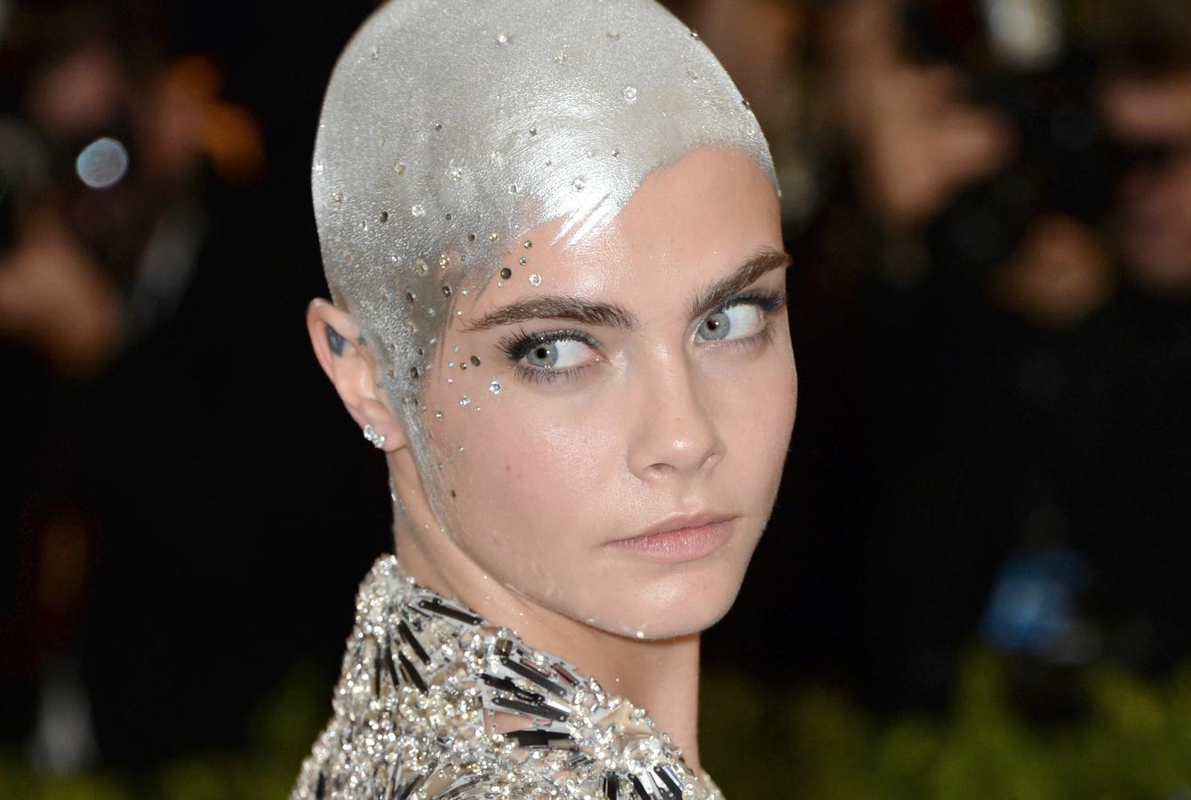 Fue la más atrevida de la noche en cuestión 'beauty' apostando por los tonos metalizados