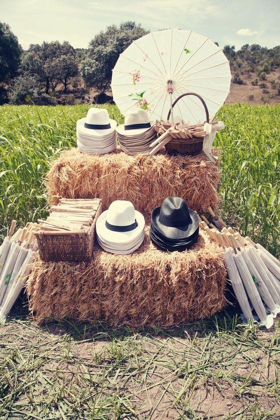 Si tu boda al aire libre es durante el día, el calor puede jugaros una mala pasada en los meses de verano. Unos sombreros, unas sombrillas de inspiración oriental y unos abanicos serán un detalle que tus invitados os agradecerán sobre manera. Y si el puesto donde los coloquéis es así de bonito, más aún... (Foto: Pinterest).