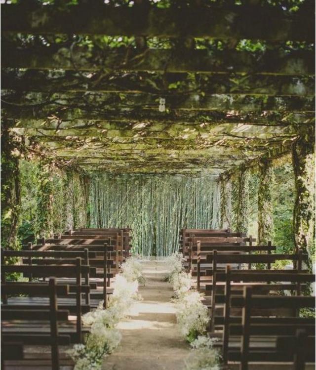 Y para acierto, este enclave mágico para una cereminia al aire libre, con la madera y las plantas naturales como protagonistas (Foto: Pinterest).