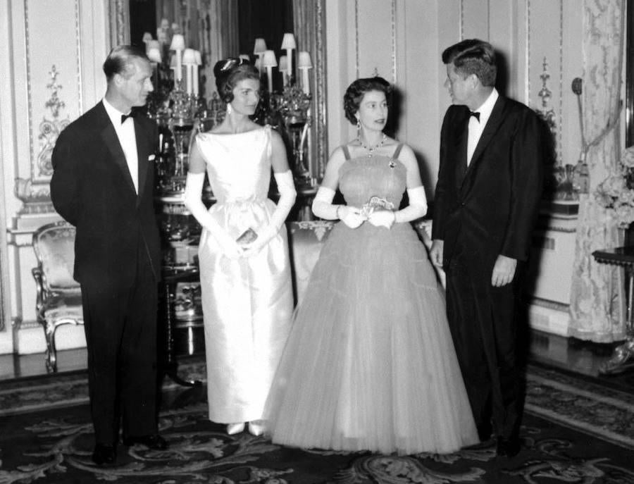 Histórica imágen de la Reina Isabel II y Felipe de Edimburgo junto al matrimonio Kennedy (entonces presidente y primera dama de EE.UU.) en 1961.