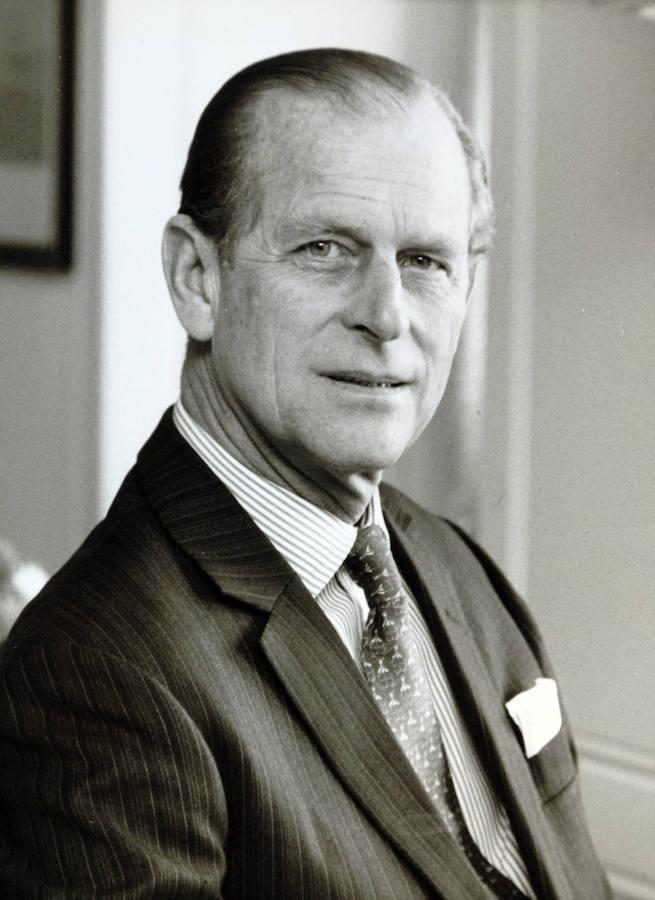 Hijo de Andrés de Grecia y Dinamarca y de Alicia de Battenberg, Felipe Mountbatten nació como príncipe Felipe de Grecia y Dinamarca en la isla griega de Corfú el10 de junio de 1921. Además de Duque de Edimburgo y consorte de la Reina Isabel II de Inglaterra, ostenta los títulos de Conde de Merioneth, Barón Greenwich, Caballero de la Insigne Orden de la Jarretera, Caballero de la Antiquísima y Nobilísima Orden del Cardo, Gran Maestre de la Orden del Imperio Británico y de la Gran Logia Unida de Inglaterra.