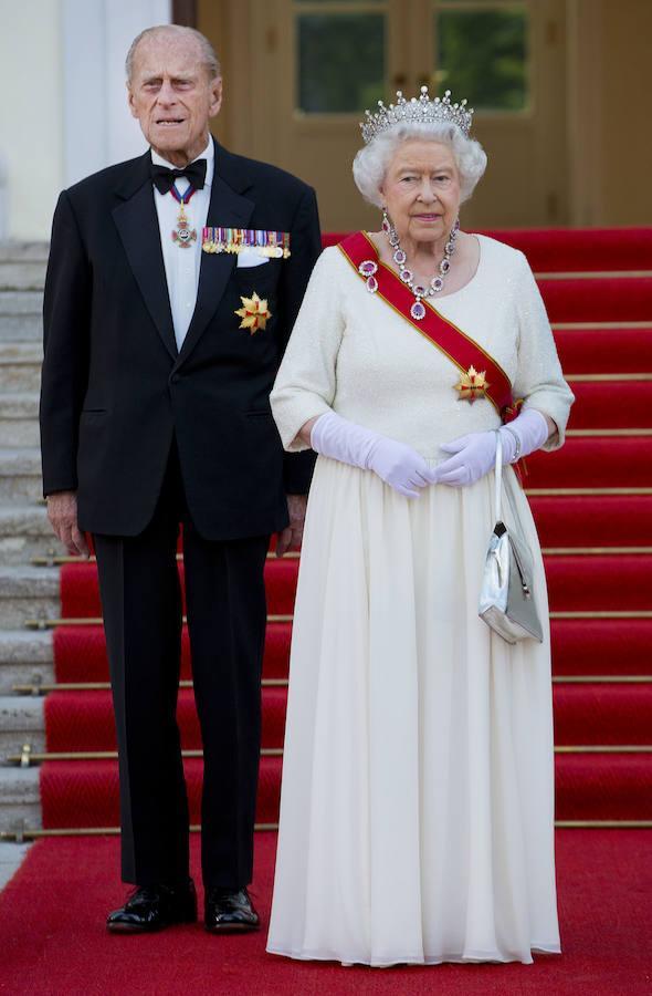 "Su Alteza Real el Duque de Edimburgo ha decidido que no se hará cargo de actos públicos a partir de otoño de este año. El Duque cuenta con total apoyo por parte de la reina en la toma de esta decisión", reza el comunicado que se ha enviado desde Buckingham Palace el 4 de mayo de 2017.