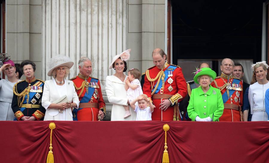 El Duque de Edimburgo, en el balcón de Palacio junto a su familia, con motivo del bautizo de la Princesa Charlotte, su bisnieta.