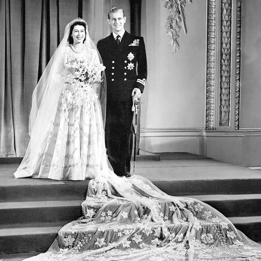 Felipe Mountbatten e Isabel de Inglaterra contrajeron matrimonio el 20 de noviembre de 1947. Al casarse con la heredera al trono de Inglaterra, Felipe tuvo que renunciar a la religión ortodoxa y perdió sus títulos de Príncipe de Grecia y Dinamarca, por lo que el Rey Jorge VI, como compensación, le concedió el tratamiento de Alteza Real y lo nombró duque de Edimburgo, conde de Merioneth y barón Greenwich.