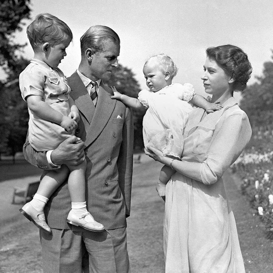 Entrañable imagen de Felipe e Isable de Inglaterra con sus hijos Carlos y Ana, en Londres en 1951.