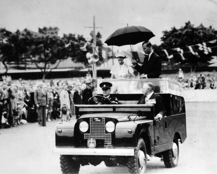 Felipe de Edimburgo e Isabel de Inglaterra, durante una vista oficial a Gales en 1954.