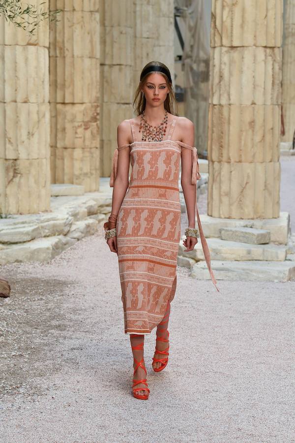 Las coplumnas griegas sirve a lagerfeld para crear estampados originales.