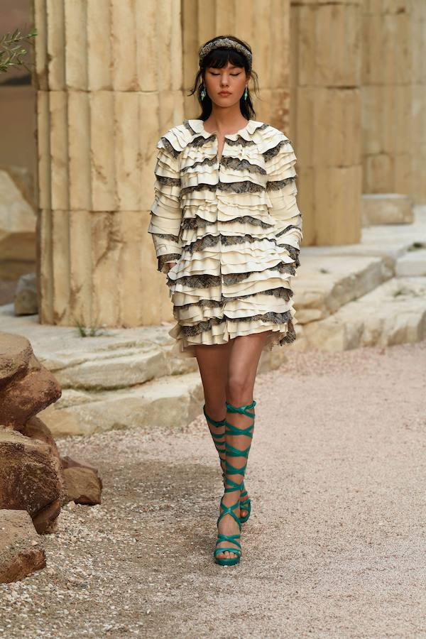 Las sandalias de las modelos, que llegaban hasta las rodillas, son una reinterpretación de las de los griegos.