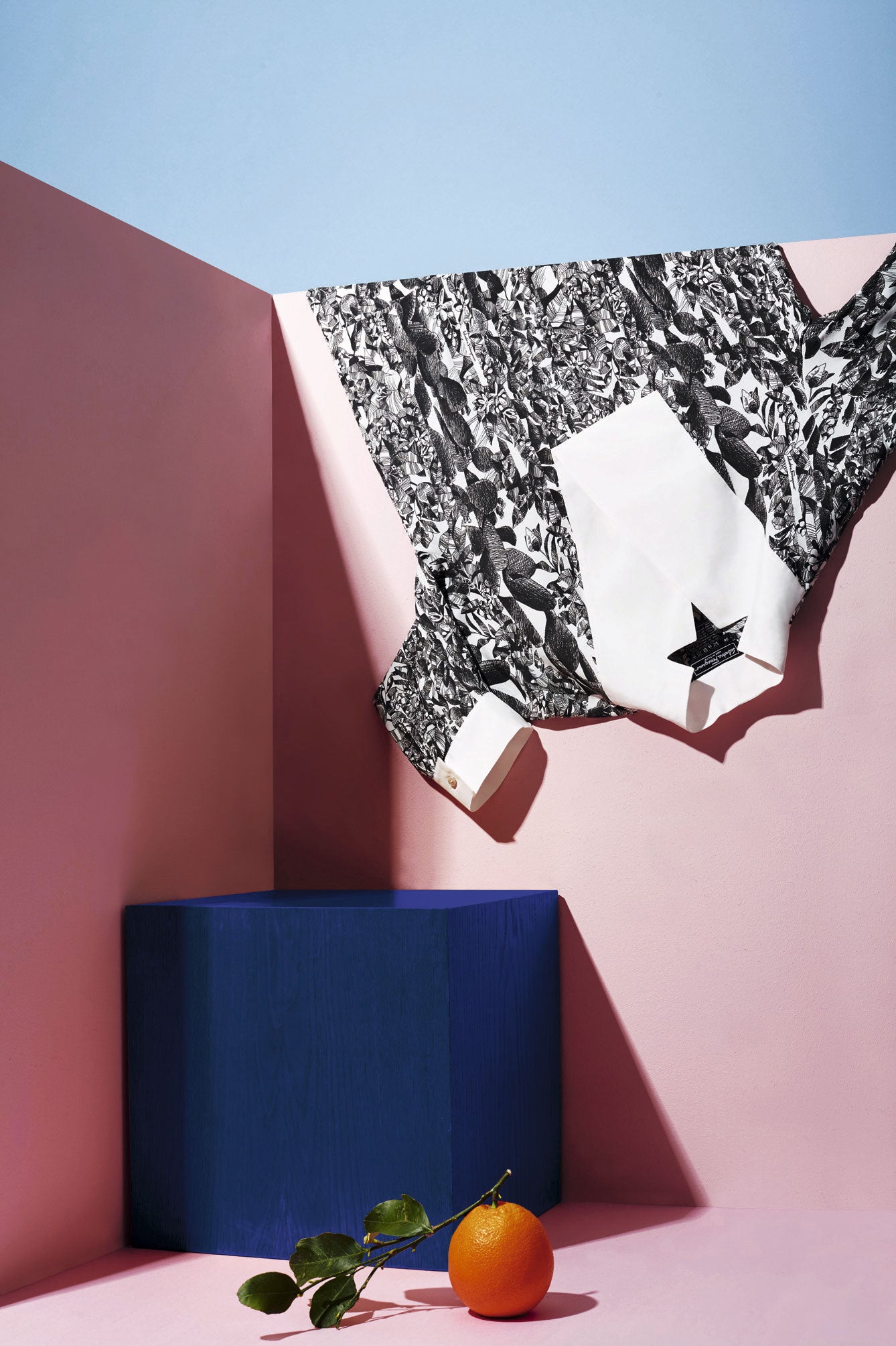 Noda con vitaminas Orange Fiber es la iniciativa con la que Salvatore Ferragamo ha querido celebrar el Día de la Tierra. Se trata de una colección cápsula de prendas y accesorios elaborados exclusivamente con pulpa de cítricos. Una iniciativa 100% sostenible con telas completamente naturales, cuya patente registraron dos estudiantes de diseño italianas. Ahora la rescata Ferragamo para celebrar su compromiso con la naturaleza.