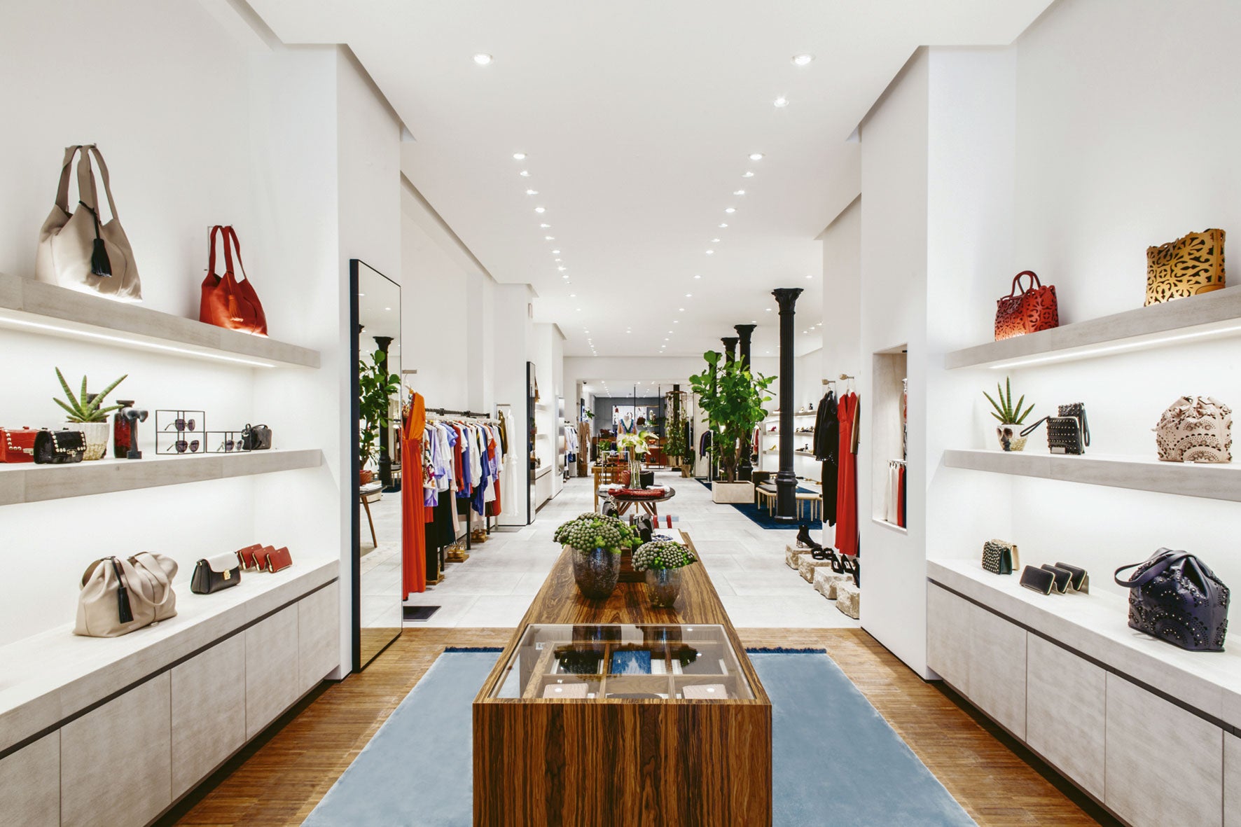 Barcelona ha sido la ciudad elegida para el nuevo concept store de Uterqüe, una tienda insignia con nueva decoración, inspirada en el movimiento Mid-Century, en la que además mezcla obras de arte de diferentes artistas. Un viaje decorativo cargado de tendencias a una época de glamour en la que cada detalle importa.