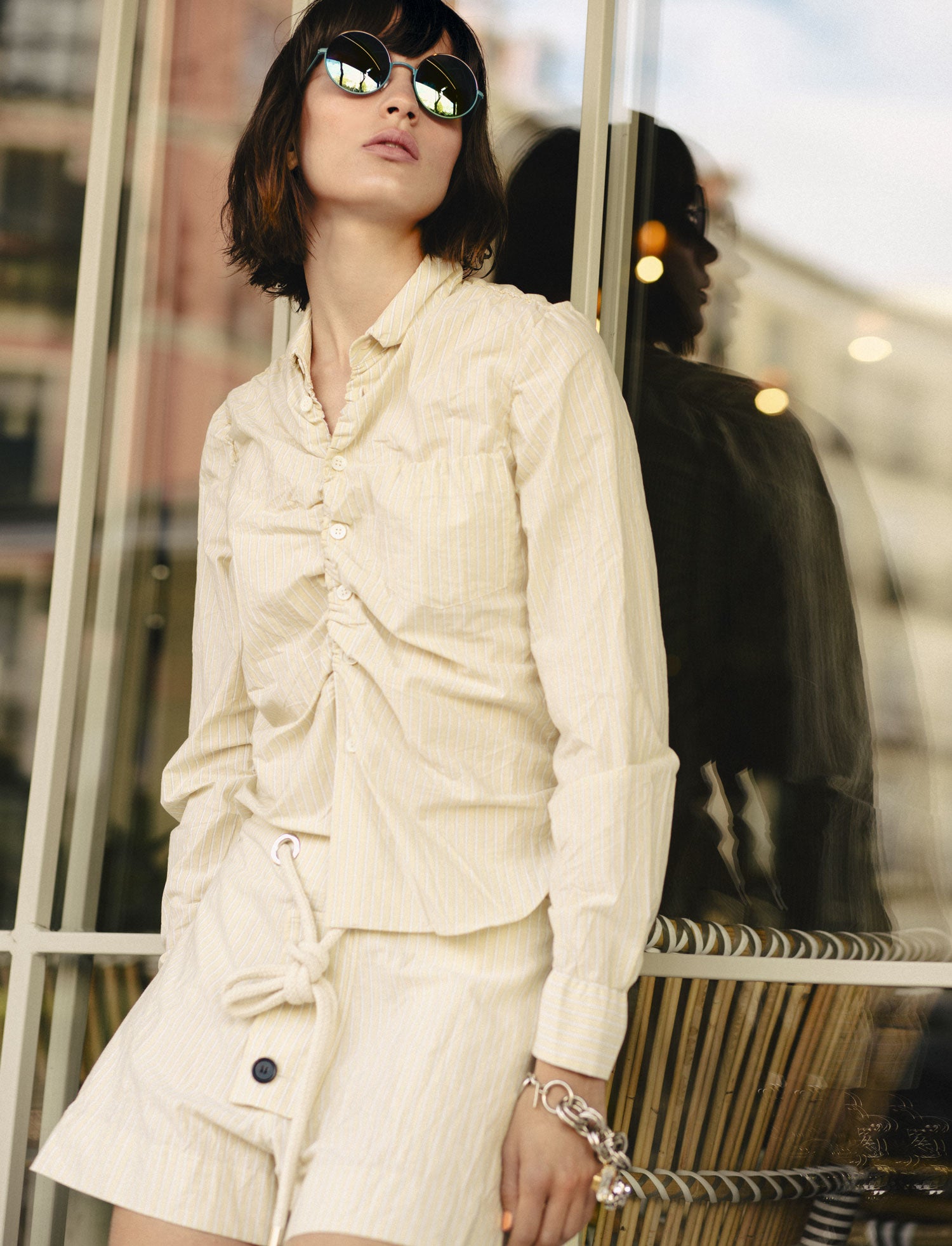 Camisa y pantalón, de Marni, que también firma la pulsera. Las gafas son de Pull & Bear. Estilismo: Verónica Suárez. Maquillaje y peluquería: José Belmonte (Cool) para Bobbi Brown y Manu Fernández (Cool) para Redken. Asistente de fotografía: Jorge Cámara. Asistente de estilismo: Jorge Gilarranz.