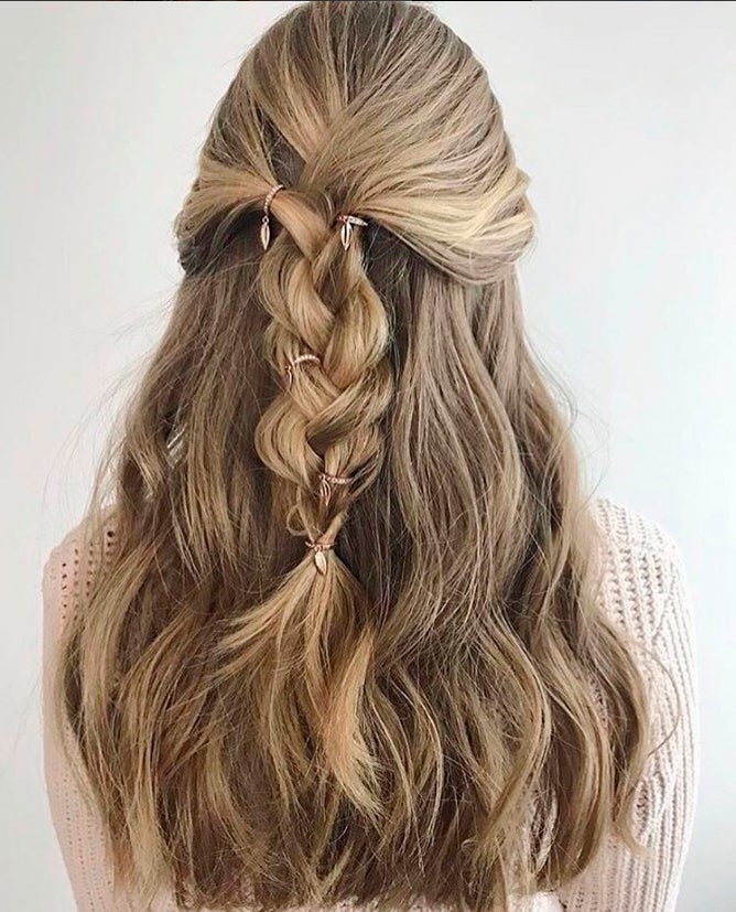 Con el pelo ondulado puedes hacerte un semirecogido con la parte superior y añadir los abalorios que rescatan cualquier beauty look.