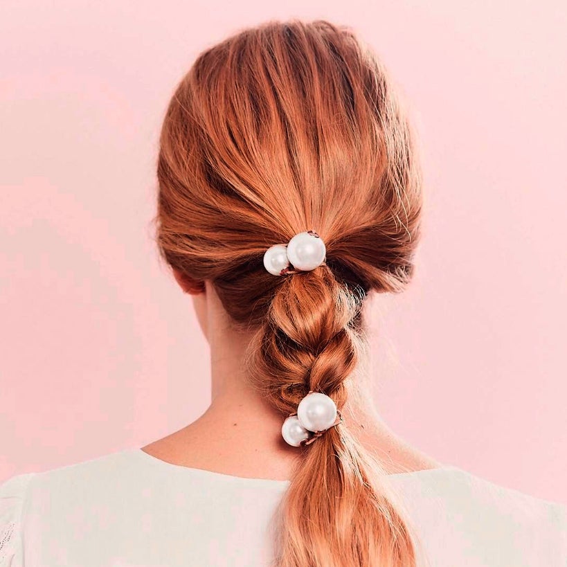 La opción perfecta para quienes tienen el pelo corta en capas y no se hacen trenzas porque se "salen" las puntas: dejar más parte de pelo suelto que de trenza. ¡Remate el look con algún complemento!