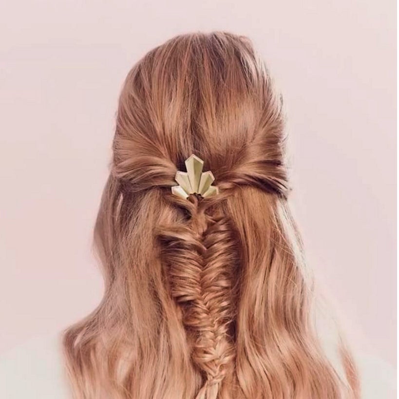 La trenza de espiga es de las trenzas más llamativas y puedes hacerte una trenza con todo el pelo u optar por un semirecogido como Chloe & Isabel.