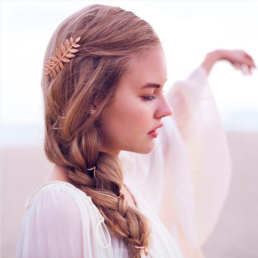 A una trenza suelta y simple añádele abalorios para darle ese toce boho-chic así de sencillo.