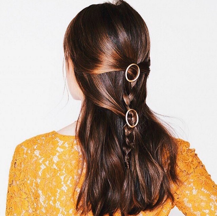 Esta trenza hecha con la parte superior del pelo vuelve a recoger cabos hacia la mitad del recogido.