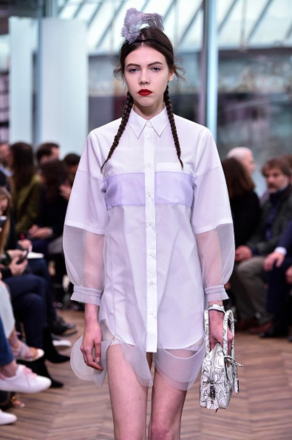 Las transparencias más sensuales conviven con las camisas blancas más clásicas.