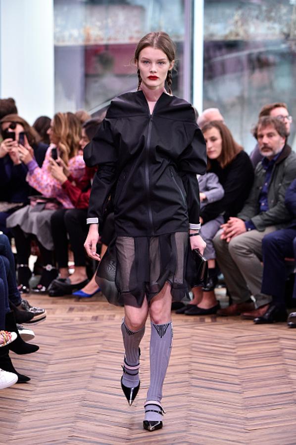 En lo nuevo de Miuccia Prada no faltan los medias que recuerdan a las de los futbolistas.