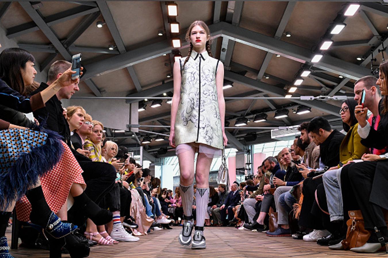 Con un punto muy naif, la primera colección crucero de Prada ha conquistado con sus combinaciones extremas.