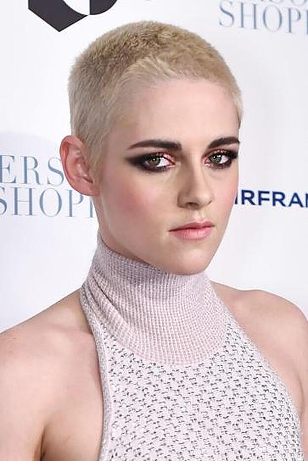 Kristen Stewart con la cabeza casi rapada en rubio platino.