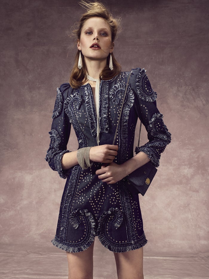 Chaqueta de Roberto Cavalli y camisa de Levi´s. El pantalón es de Emporio Armani. Sandalias de Christian Louboutin; pulsera y cinturón de Dsquared2; y pendientes de Agatha Paris. Estilismo: José Herrera. Maquillaje y peluquería: Leo Pereira (Talents) para Benefit y Redken.Asistente de fotografía: Luca Iani. Asistentes de estilismo: Fran Jymz y Samuel Sanz.