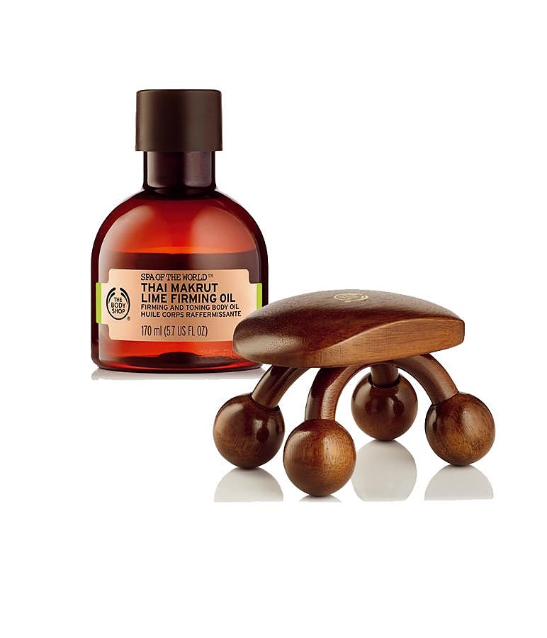 La lima kafir, muy valorada por las mujeres tailandesas debido a su estimulante y edificante aroma ideal para reactivar los sentidos, es tonificante y reafirmante. Ademá, contiene aceite de marula de Comercio con Comunidades para nutrir la piel. Si lo usas con el masajeador corporal de madera aumentarás sus beneficios reafirmatnes sobre tu piel. (16€, 170 ml y 15€, masajeador)