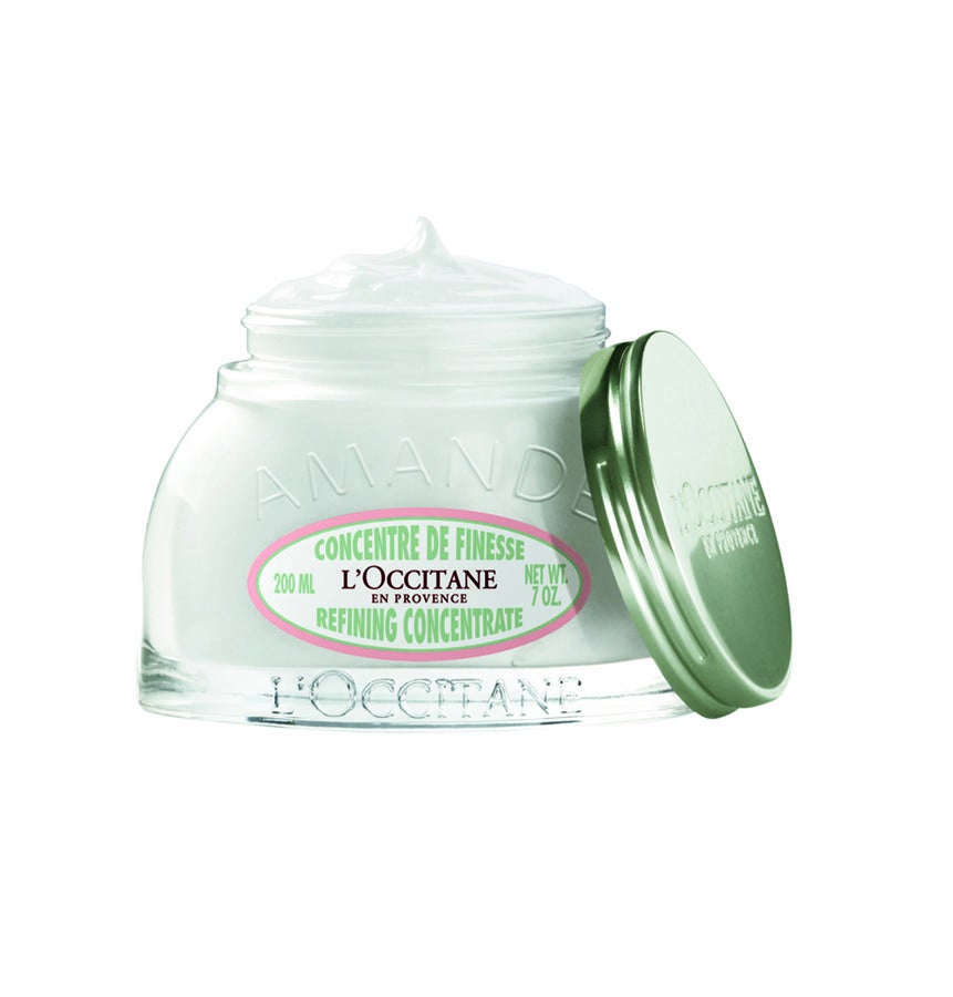 La fórmula incluye aceite de almendra, extracto de almendra prensada y cafeína para proporcionar a la piel múltiples beneficios: firmeza, elasticidad y suavidad, además de resultar un auténtico placer gracias a su textura fina y sedosa de rápida absorción, y su delicioso aroma a almendras. (48€, 200ml)