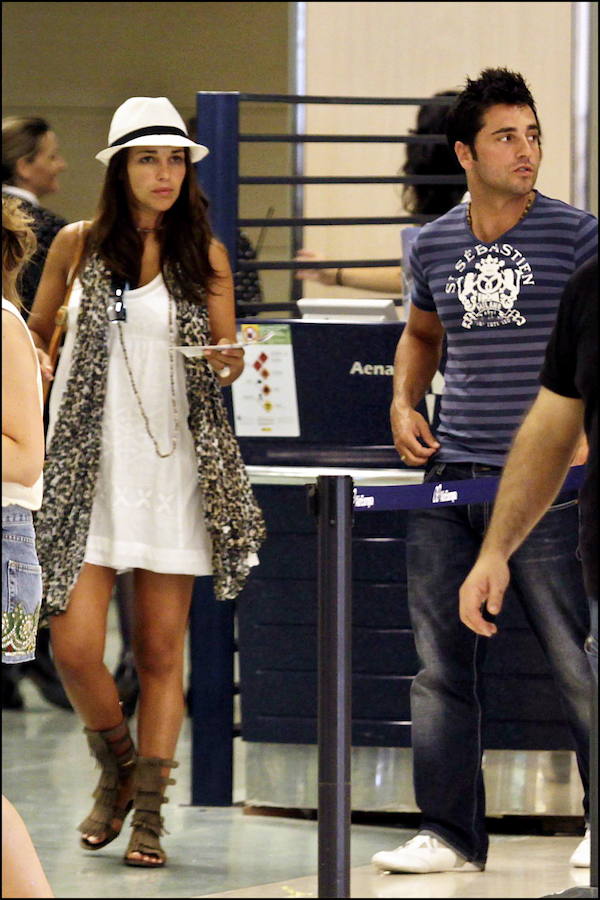 Con un vestido blanco nunca se falla y eso lo sabe bien Paula, que acertó con su 'airport style': chaleco para no pasar frío en el avión, sandalias plantas para ir cómoda y gorro para despistar a la prensa.