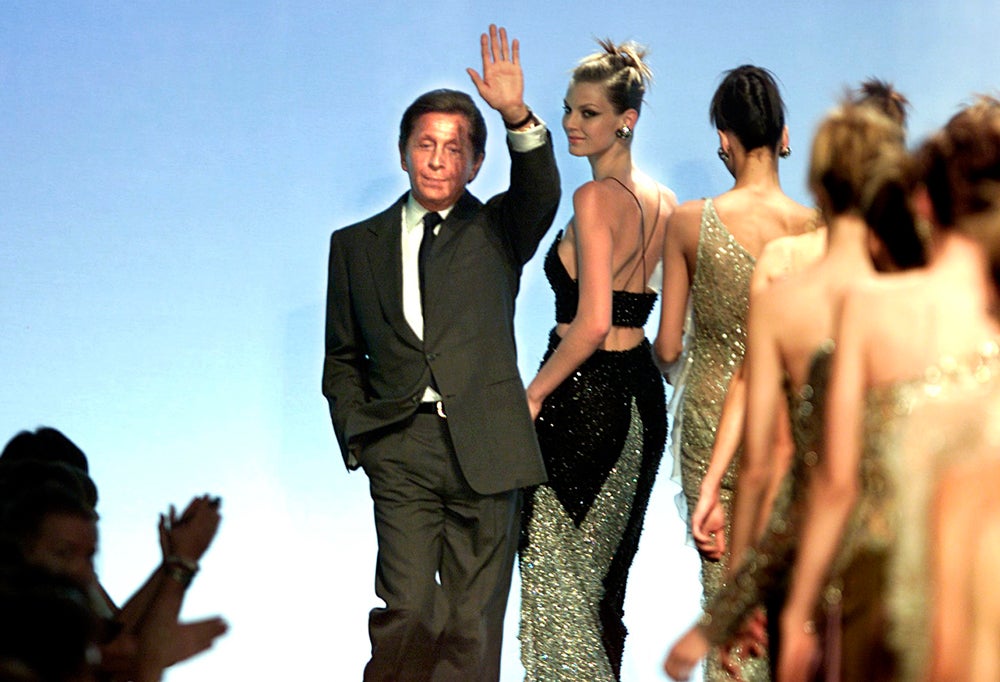 Valentino desfila al final de su presentación del desfile de a colección Otoño / Inverno 2000 Haute Couture en París.