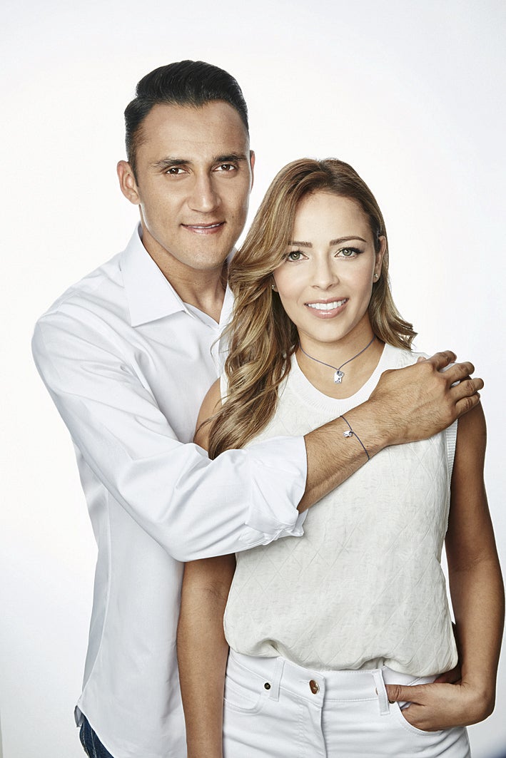 El futbolista keylor navas y su mujer, Andrea Salas, son los embajadores de la colección Corazón que piensa, una iniciativa solidaria de Durán. Son dos joyas de plata de uso diario, pulsera y colgante, y el 25% de sus beneficios se destinará a la Fundación Querer, que educa a niños con enfermedades raras.
