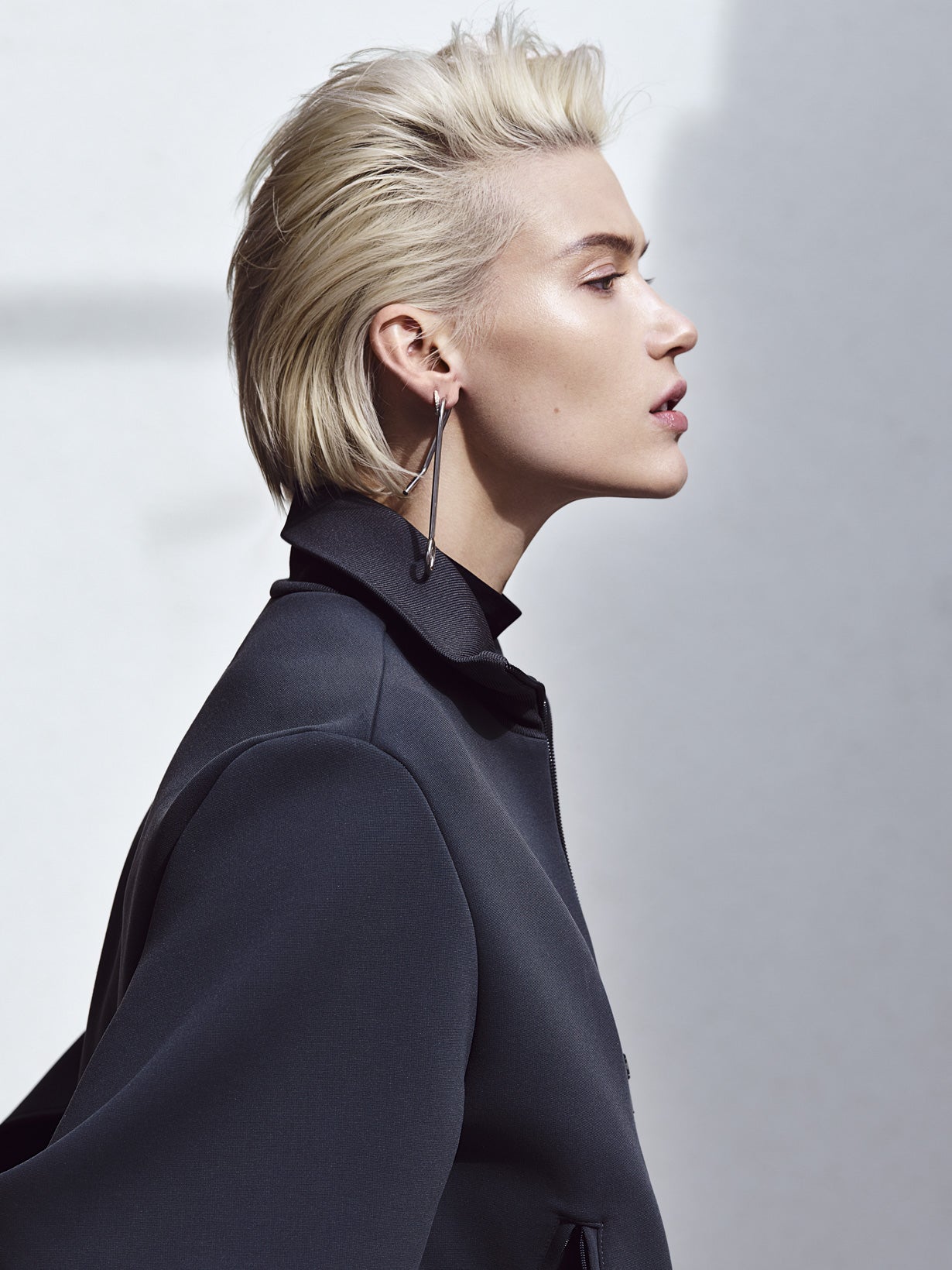 Top de cuello alto de lycra, chaqueta de neopreno y pendiente, de Balenciaga. Estilismo: Leticia Riesta. Agradecimientos: Hipódromo de la Zarzuela. Maquillaje y peluquería: Joel Bittencourt. Asistentes de fotografía: Luca Lani y Raúl Lorenzo.