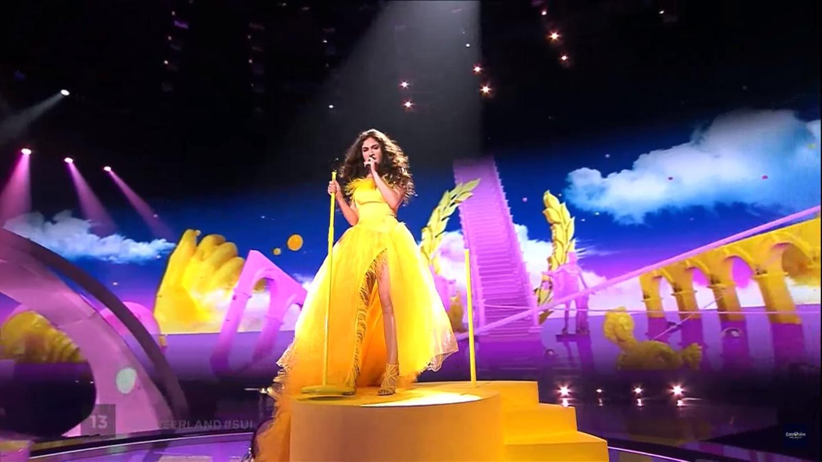 El 'look' de Suiza, una impactante combinación de Piolín y Raquel del Rosario, cumplíó con el maleficio del amarillo: eliminada.